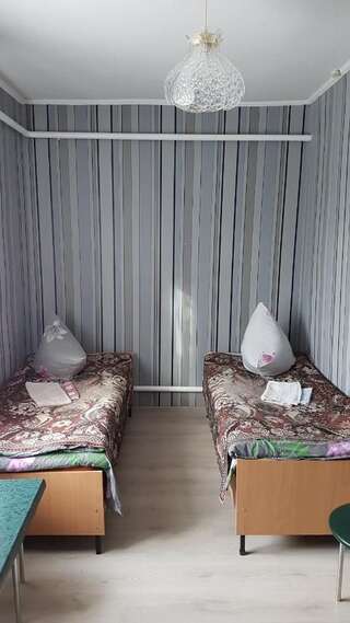 Отель Glamour Hotel Luhyny Двухместный номер с 2 отдельными кроватями и общей ванной комнатой-1