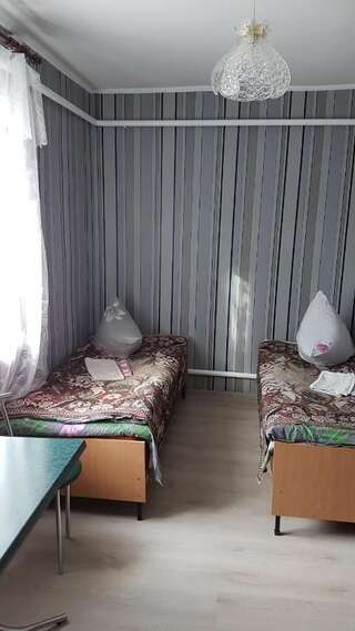 Отель Glamour Hotel Luhyny Двухместный номер с 2 отдельными кроватями и общей ванной комнатой-2